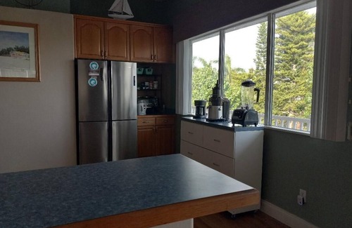 Bayshore Gardens Apartamento | Luxury Bayview Wellness Retreat w/Pool, Salt-Water Jacuzzi, Hot Tub...+ more!