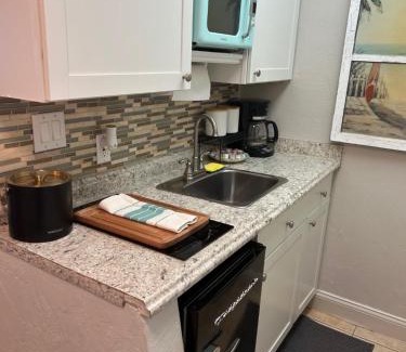 Daytona Beach Apartamento | Luxury Beach Condo with Pool and Tiki Bar!