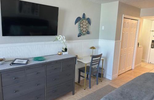 Daytona Beach Apartamento | Luxury Beach Condo with Pool and Tiki Bar!