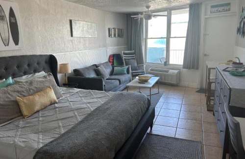 Daytona Beach Apartamento | Luxury Beach Condo with Pool and Tiki Bar!
