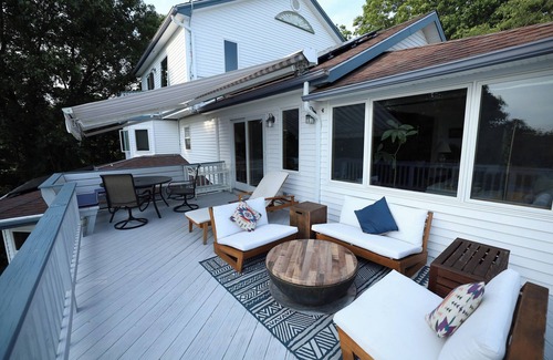 Niantic Casa | Luxury Beach House in Giants Neck Beach - Perfect for Large Families!
