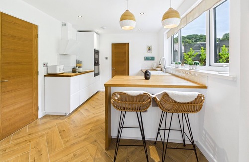 Burry Port Cabaña | LUXURY BEACH STAY WITH HOT TUB, pet friendly in Burry Port