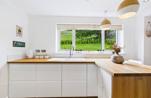 Burry Port Cabaña | LUXURY BEACH STAY WITH HOT TUB, pet friendly in Burry Port