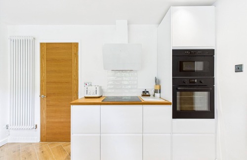 Burry Port Cabaña | LUXURY BEACH STAY WITH HOT TUB, pet friendly in Burry Port