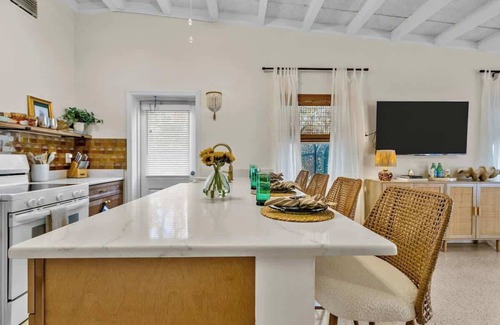Indian Rocks Beach Cabaña | Luxury Beach Bungalow | Walk to Dining & Sunset