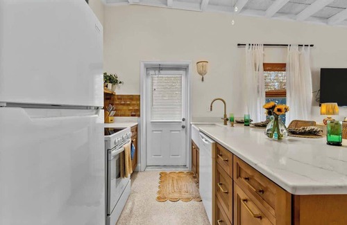 Indian Rocks Beach Cabaña | Luxury Beach Bungalow | Walk to Dining & Sunset