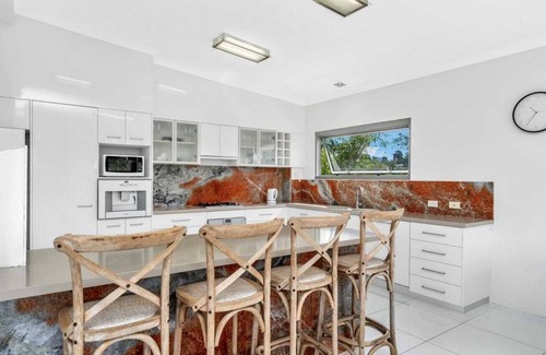 Mission Beach Apartamento | Luxury Beachfront Penthouse Dunk Island Views & Prime Village Location
