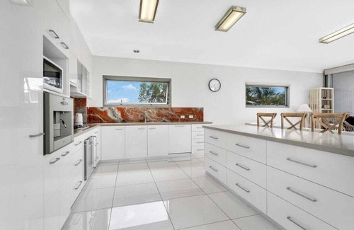 Mission Beach Apartamento | Luxury Beachfront Penthouse Dunk Island Views & Prime Village Location