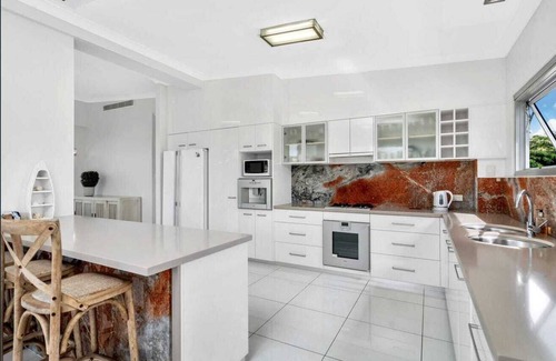 Mission Beach Apartamento | Luxury Beachfront Penthouse Dunk Island Views & Prime Village Location