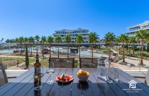 Torremolinos Apartamento | Luxury beachfront 3BR in Nereidas with Pools Spa Gym