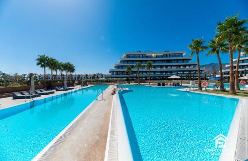 Torremolinos Apartamento | Luxury beachfront 3BR in Nereidas with Pools Spa Gym