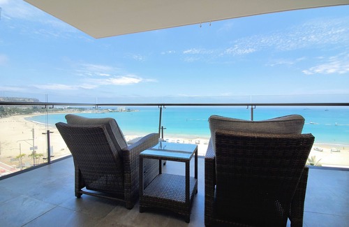 Salinas Condominio | Apartamento de Lujo Frente al Mar en Chipipe – Vistas y Servicios de Primera 🏖️