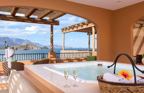 Nopolo Apartamento | Luxury Beachfront Escape with Stunning Sea of Cortez Views in Loreto