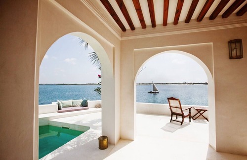 Shela Villa | Alquiler de casa en primera línea de playa de lujo, jardín piscina todas vistas al mar, Forodhani Casa Lamu