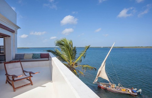 Shela Villa | Alquiler de casa en primera línea de playa de lujo, jardín piscina todas vistas al mar, Forodhani Casa Lamu
