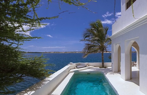 Shela Villa | Alquiler de casa en primera línea de playa de lujo, jardín piscina todas vistas al mar, Forodhani Casa Lamu