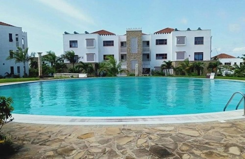 Mombasa Apartamento | luxury beachfront is directly on white sandy beach giving fresh air