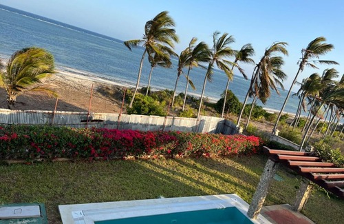 Mombasa Apartamento | luxury beachfront is directly on white sandy beach giving fresh air