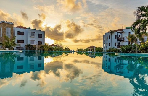 Mombasa Apartamento | luxury beachfront is directly on white sandy beach giving fresh air