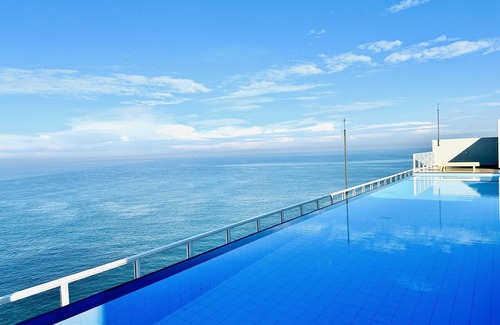 Hendala Condominio | Luxury beachfront condo with infinity pool near Colombo