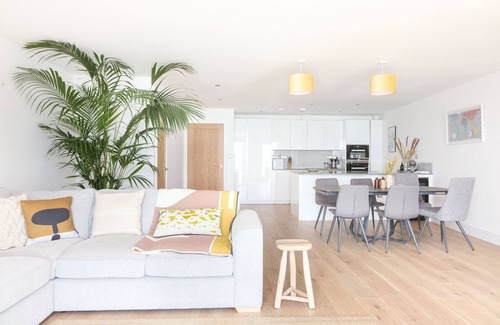 Cawsand Casa | Luxury beachfront maisonette with parking sleeps 6