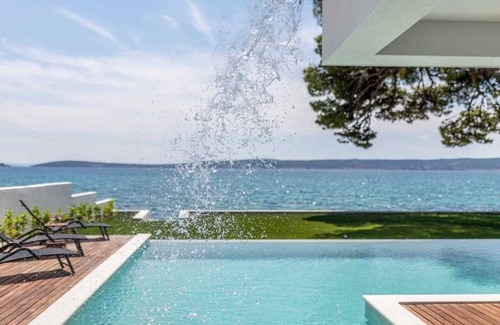 Kastela Villa | Villa de lujo frente al mar con piscina infinita
