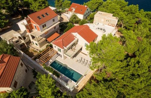 Selca Villa | Luxury Beachfront Villa White Bellezza with private pool at the beach on Brac island - Sumartin