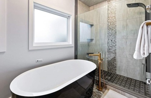 Leamington Casa | Luxury bed & bath with jetted tub and bidet system