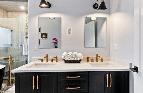 Leamington Casa | Luxury bed & bath with jetted tub and bidet system