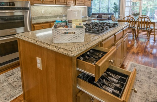 Tate Casa | LUXURY Bedding~8 Beds~Fully Stocked Kitchen~Spacious Secluded Estate ~ Sleeps 13