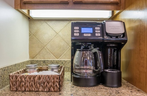 Tate Casa | LUXURY Bedding~8 Beds~Fully Stocked Kitchen~Spacious Secluded Estate ~ Sleeps 13