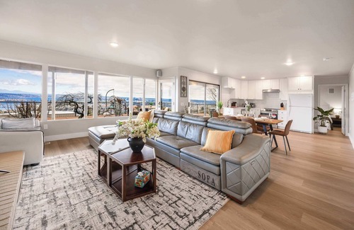 Somerset Casa | Luxury Bellevue 2B Basement w/ 180º+ Stunning View