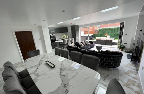 Oldbury Casa | Luxury Birmingham 4 bedroom family home with hot tub, games room and parking
