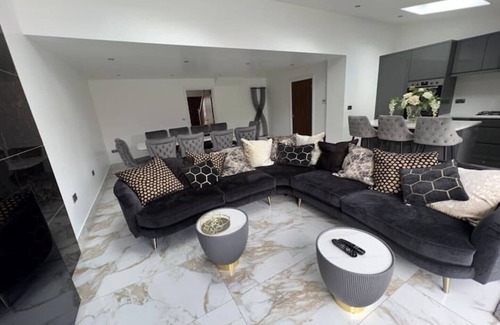 Oldbury Casa | Luxury Birmingham 4 bedroom family home with hot tub, games room and parking