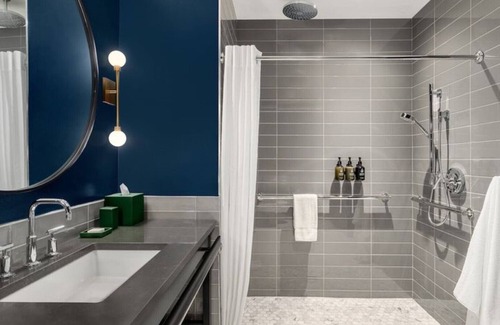 Downtown Vancouver Casa | Luxury boutique Rooms located in the heart of the Vancouver Waterfront Park