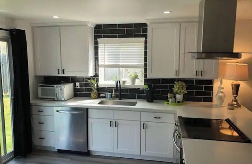 South Forest Park Casa | Luxury Brand New Remodeled 3 Bedroom Duplex!
