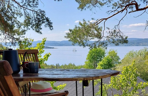 Nesodden Cabina | Luxury by the fjord of Oslo. Welcome to a mirrored cabin with great views