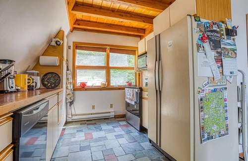 Lenox Chalet De Esquí | Spacious & Peaceful Berkshires Chalet. Walk to Lenox or Relax in the Woods.
