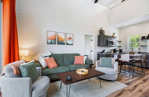 Sevierville Cabina | New Lake Cabin near Pigeon Forge, EV Charger, Unobstructed Lake Views!