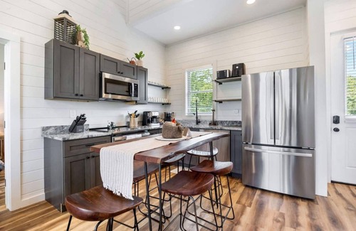 Sevierville Cabina | New Lake Cabin near Pigeon Forge, EV Charger, Unobstructed Lake Views!