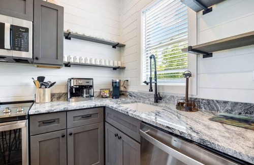 Sevierville Cabina | New Lake Cabin near Pigeon Forge, EV Charger, Unobstructed Lake Views!