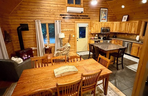 Rumford Center Cabina | Luxury Cabin Near Sunday River - Sleeps 13, A/C, Hot Tub, 21' Gazebo, Generator