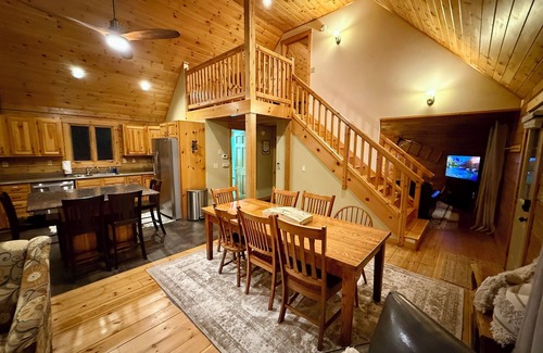 Rumford Center Cabina | Luxury Cabin Near Sunday River - Sleeps 13, A/C, Hot Tub, 21' Gazebo, Generator