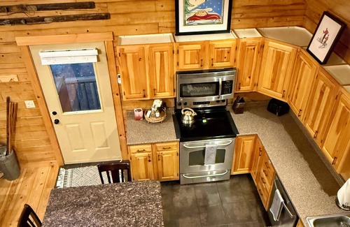 Rumford Center Cabina | Luxury Cabin Near Sunday River - Sleeps 13, A/C, Hot Tub, 21' Gazebo, Generator