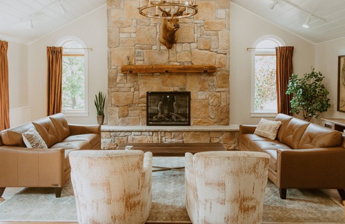 Ava Cabina | Luxury cabin on 55 private acres! Family friendly w/ hot tub, game room, hiking!