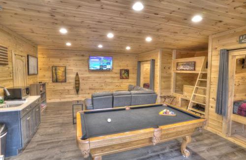 Helen Casa | Luxury Cabin Sleeps 8 with creekside fire pit near Helen GA
