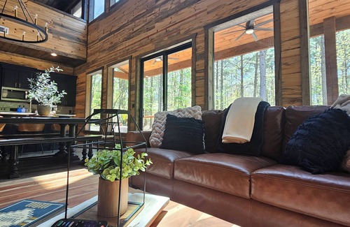 Pickens Cabina | Luxury Cabin- Sleeps 12- Hot Tub- ATV Trails- Huge Patio- Family & Dog Friendly