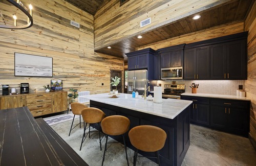 Pickens Cabina | Luxury Cabin- Sleeps 12- Hot Tub- ATV Trails- Huge Patio- Family & Dog Friendly