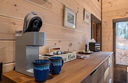 Epworth Cabina | Luxury Cabin w/ Hot Tub, FP, all king beds & covered decks – Near Blue Ridge!