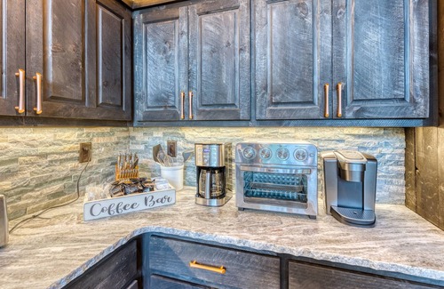 Epworth Cabina | Luxury Cabin w/ Hot Tub, FP, all king beds & covered decks – Near Blue Ridge!